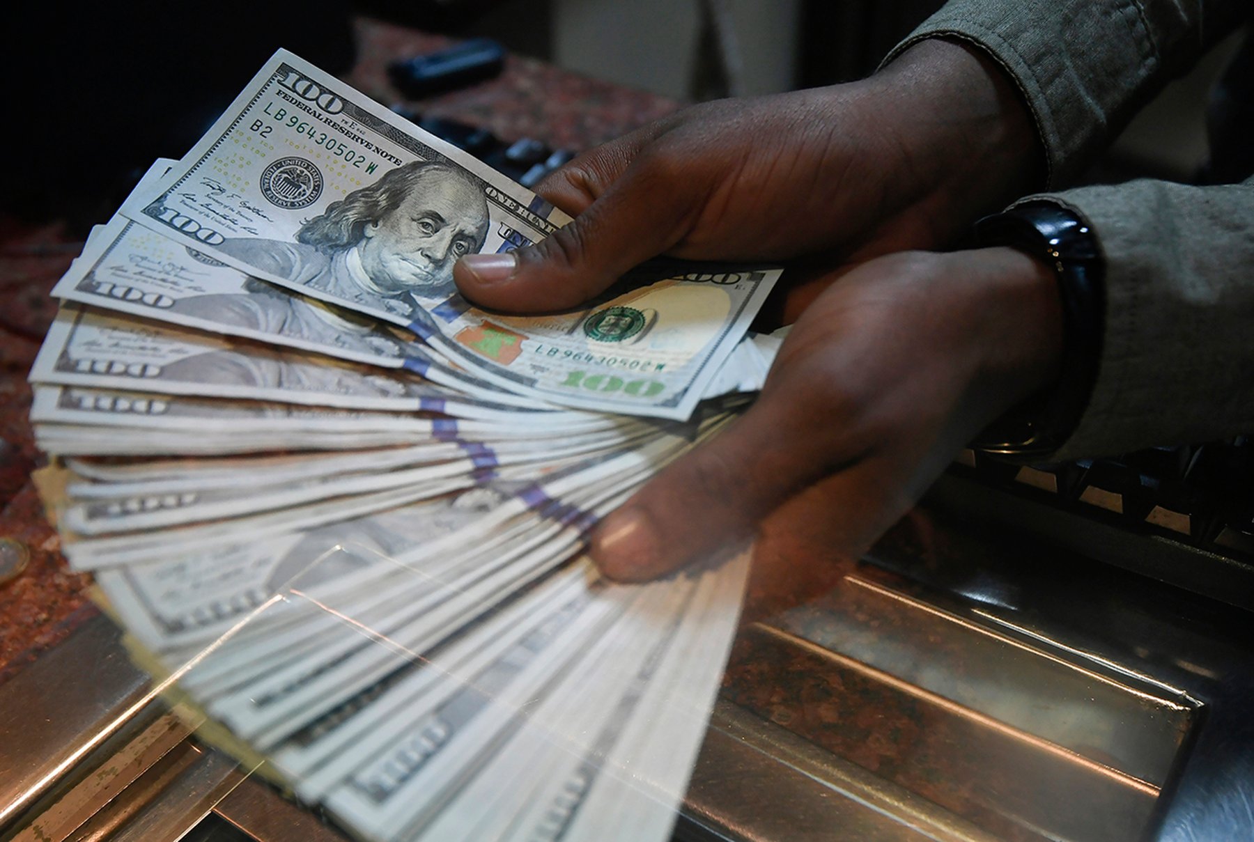 Dédollarisation en RDC : ce risque de basculement vers l'informel que la BCC ne peut ignorer (analyse)