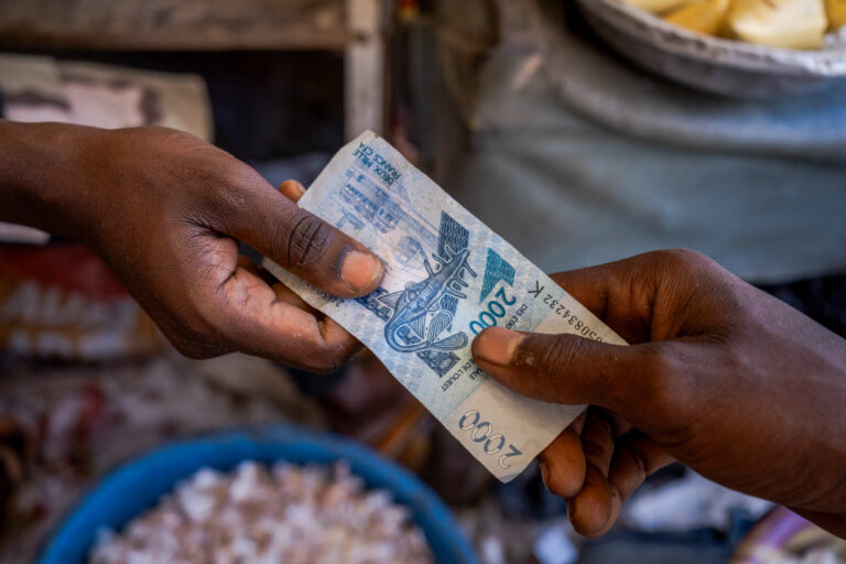 Inclusion financière : à Dakar, le cash résiste là où le paiement électronique devrait s’imposer